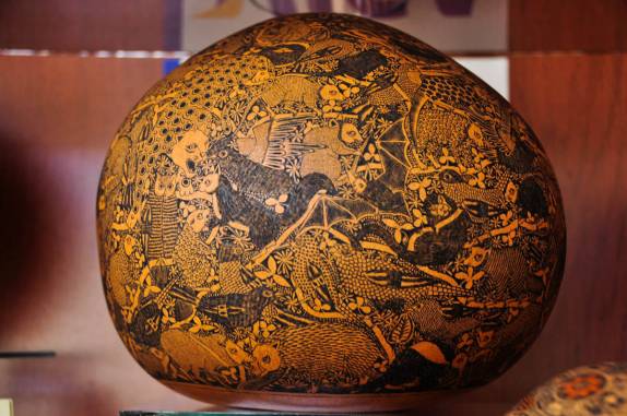 A incrível arte da micropintura em cabaças, em museu de Cusco, no Peru